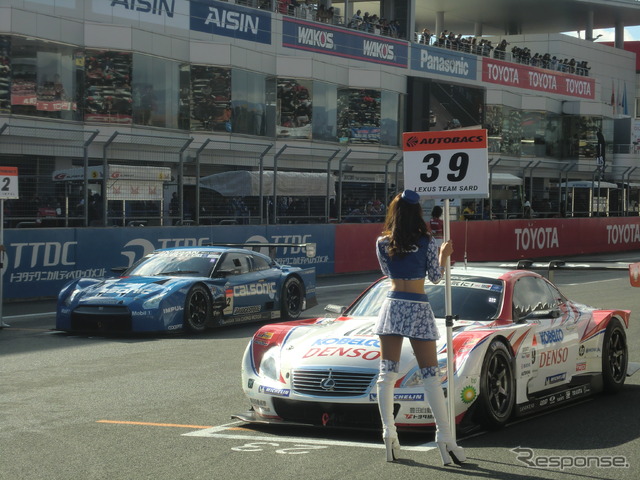 午前中のセレモニーにて。#39 レクサスSC430と#12 ニッサンGT-R。