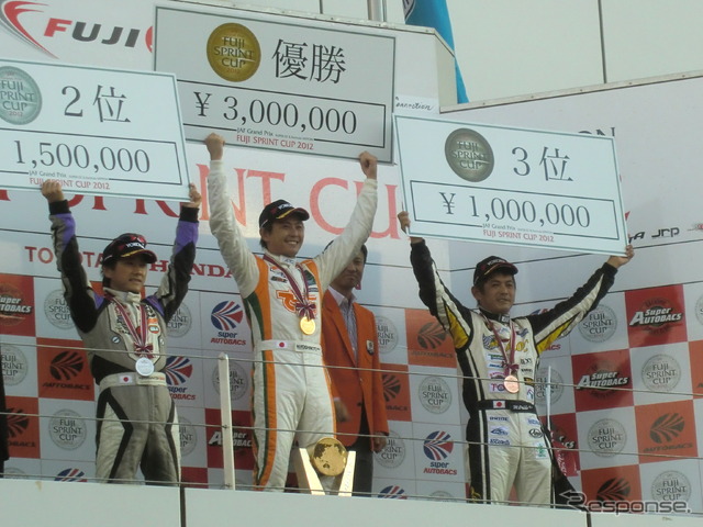 GT300第2レースの表彰台。左から2位の加藤寛規、優勝の吉本大樹、3位の織戸学。