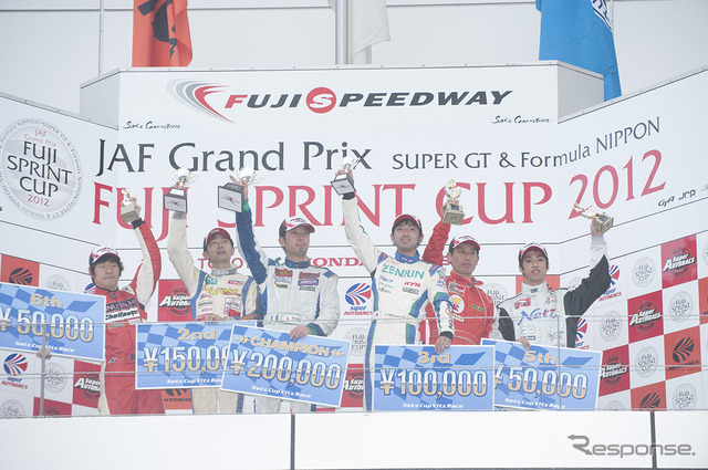 富士スプリントカップ12 ネッツカップ ヴィッツレース 優勝の平岡塾長選手(中央)