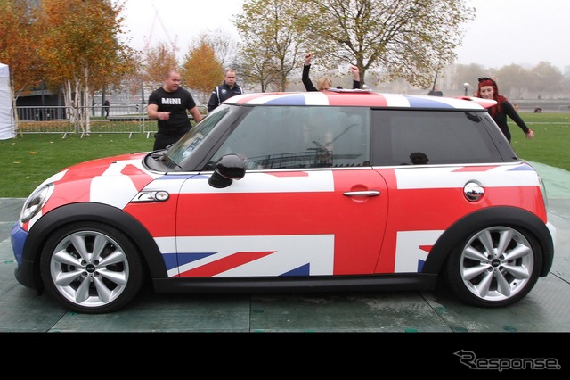 MINI、世界最多乗車ギネス記録を更新…28人