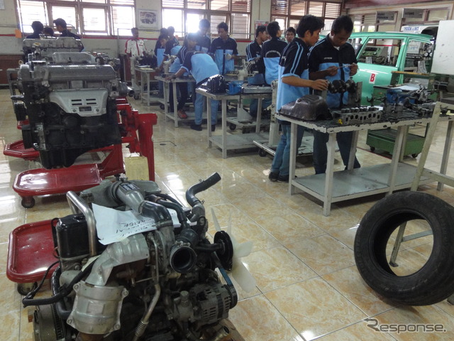T-TEPのエンジン整備実習(専門学校SMKN2DEPOK)