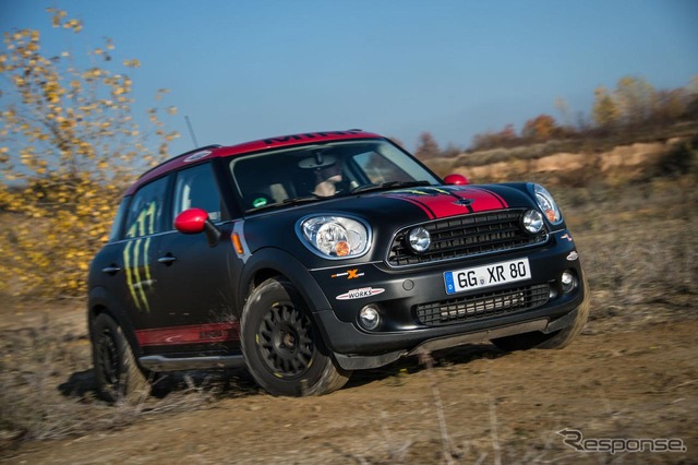 MINI クロスオーバーのダカールラリーサポートカー