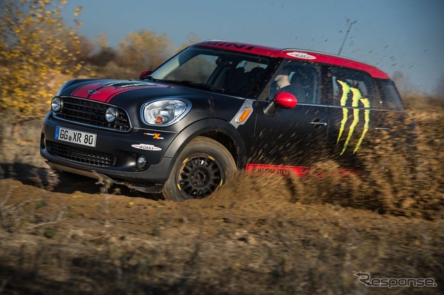 MINI クロスオーバーのダカールラリーサポートカー