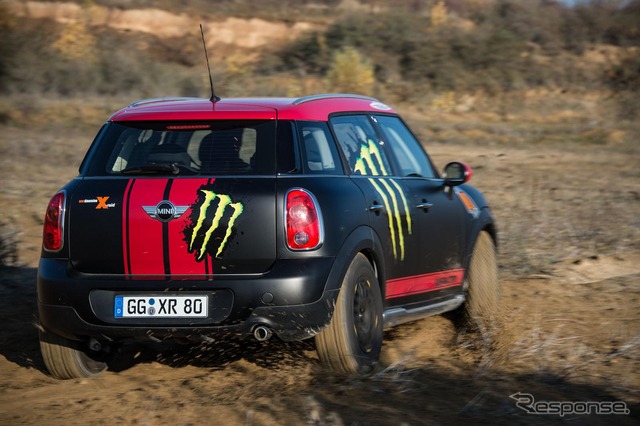 MINI クロスオーバーのダカールラリーサポートカー