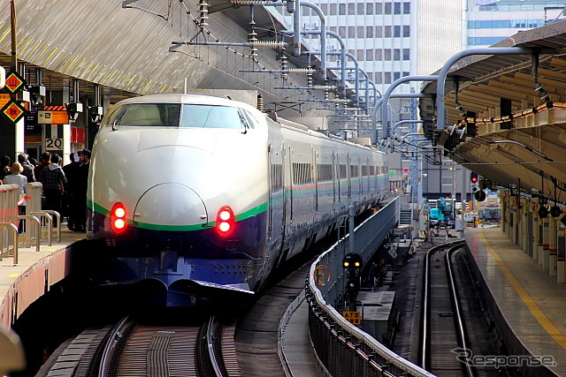 東京駅に停車中の200系