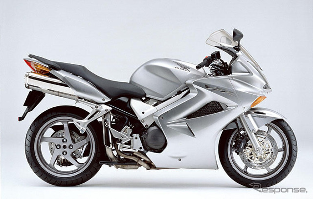 ホンダ VFRに“勝利の赤”を設定