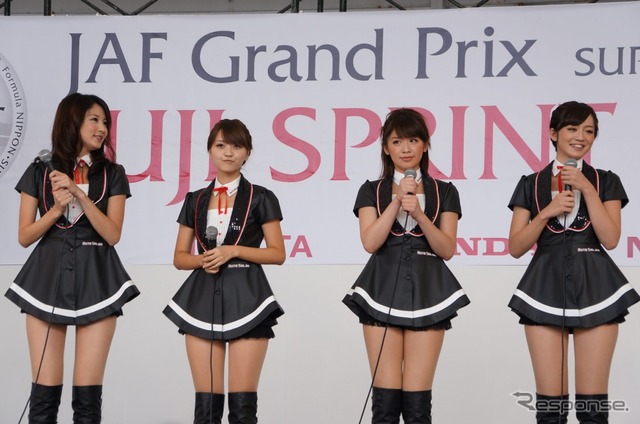 写真左から、前田真麻(MAASA)、桃原美奈(MINA)、遠野千夏(CHIKA)、橋本雪乃(YUKINO)