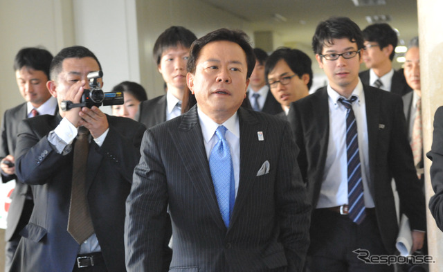 出馬表明後に各党への挨拶に向かう猪瀬直樹東京都副知事（21日・都庁）