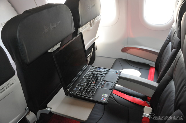 シートピッチは28インチ(71.12センチ)。14インチのモニターのPCを置いてみると、テーブルはほぼ埋まる。写真は比較のために10センチ以上ずらして置いている
