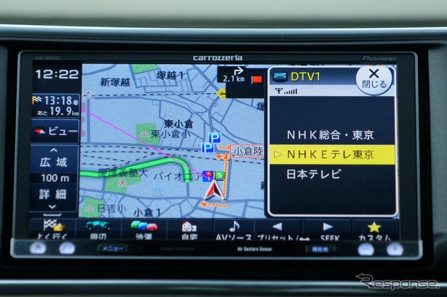 カロッツェリア 楽ナビ AVIC-MRZ009　手をかざしてエアージェスチャーを使うとナビ画面の時はAV画面を、AV画面の時は地図画面を表示。もしろん、エアージェスチャー使用時に呼び出すメニューは設定により変更が可能だ
