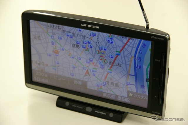 カロッツェリア 楽ナビ AVIC-MRP009 アンテナを伸ばす。ポータブル機のテレビはMRP009/008がフルセグ、PP007/006がワンセグとなる。