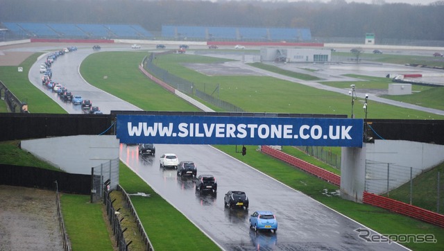 英国シルバーストンサーキットで開催された日産リーフ225台のパレード
