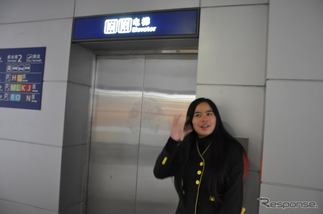 ハーツ、上海における空港送迎、利用のようす。車両はシトロエン C-Triomphe