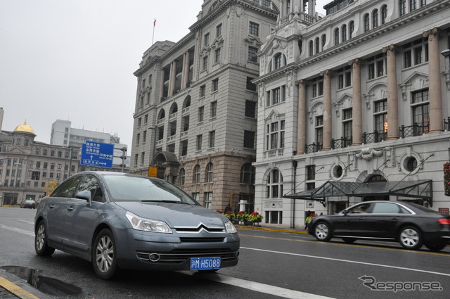 ハーツ、上海における空港送迎、利用のようす。車両はシトロエン C-Triomphe