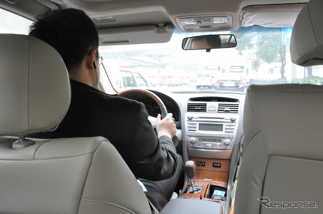 上海におけるハーツの運転手付きレンタカーサービス利用のようす。車両はトヨタ カムリ