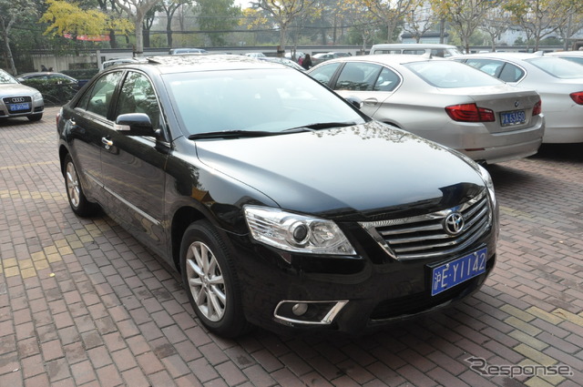 上海におけるハーツの運転手付きレンタカーサービス利用のようす。車両はトヨタ カムリ