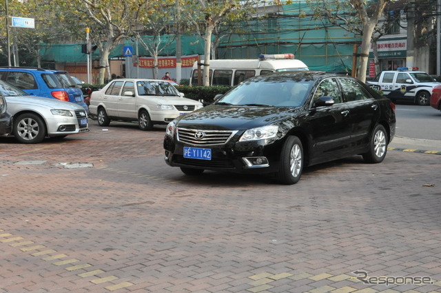 上海におけるハーツの運転手付きレンタカーサービス利用のようす。車両はトヨタ カムリ