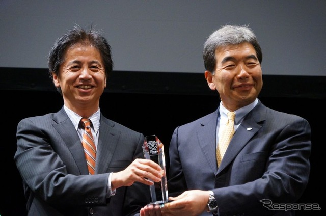 86のチーフエンジニア多田哲哉氏（左）と富士重工業取締役専務執行役員の武藤直人氏