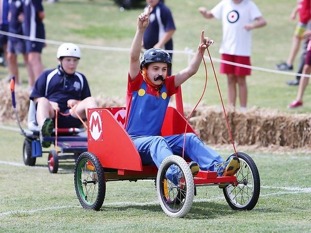 カートコンテストに自作のマリオカートで出場した少年、ゴール時に転倒して鎖骨を骨折