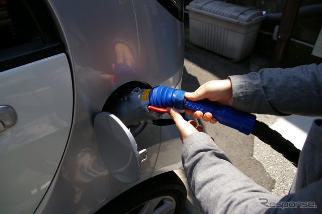 急速充電器で充電中のi-MiEV（参考画像）