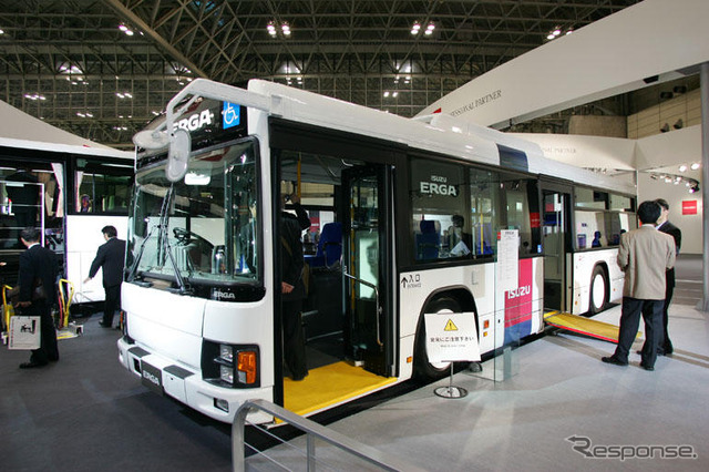 【東京モーターショー04】写真蔵…いすゞ エルガ はユニバーサルデザイン