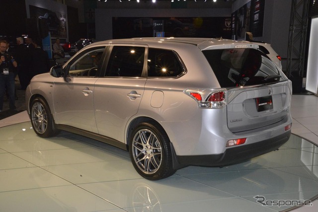 新型三菱 アウトランダーのガソリン車(ロサンゼルスモーターショー12)