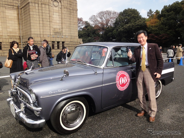 クラシックカーフェスタin神宮外苑 パレード先導車初代トヨペットクラウン(1960年式)
