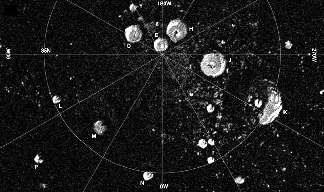 水星の北極地方の写真。画像処理で、日陰の部分を白くしている。 NASA/Johns Hopkins University Applied Physics Laboratory/Carnegie Institution of Washington/National Astronomy and Ionosphere Center, Arecibo Observatory.