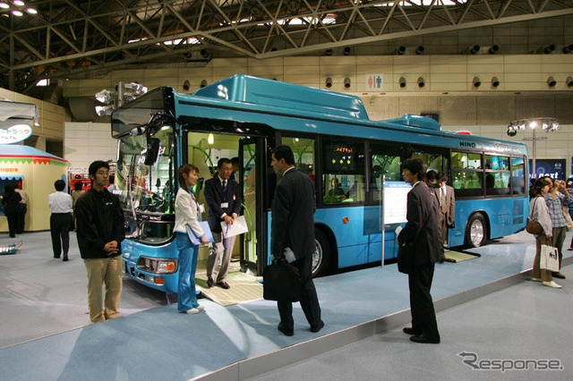 【東京モーターショー04】写真蔵…日野 ハイブリッドバス セレガとブルーリボンシティ