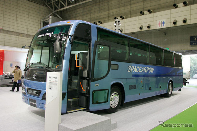 【東京モーターショー04】写真蔵…日産ディーゼル 尿素SCRシステム搭載高速バス