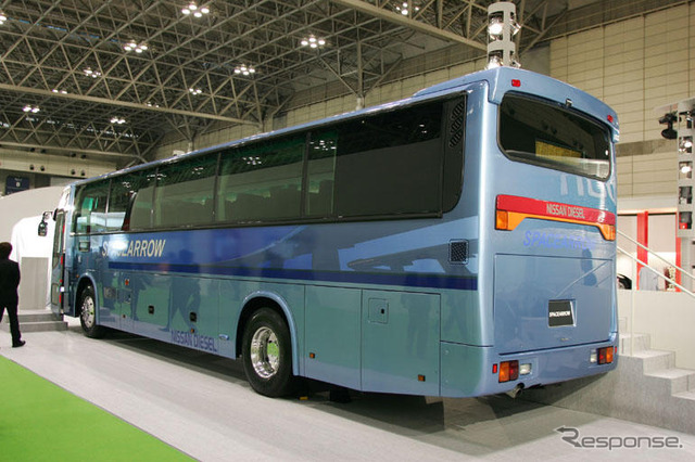 【東京モーターショー04】写真蔵…日産ディーゼル 尿素SCRシステム搭載高速バス
