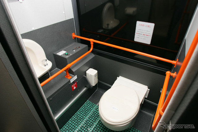 【東京モーターショー04】写真蔵…日産ディーゼル 尿素SCRシステム搭載高速バス