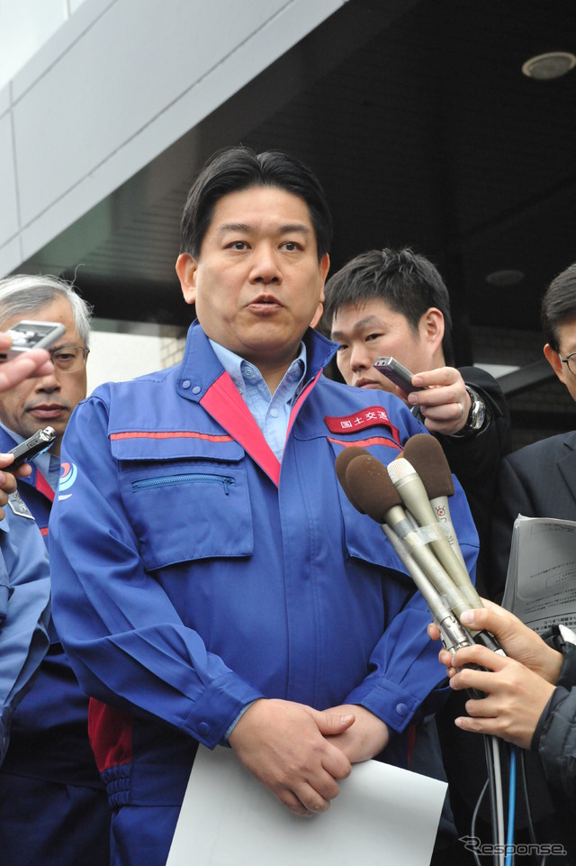 「なくなった方、被害にあわれた方に、お見舞いを申し上げます」と語る羽田国交相(3日・山梨県大月市)