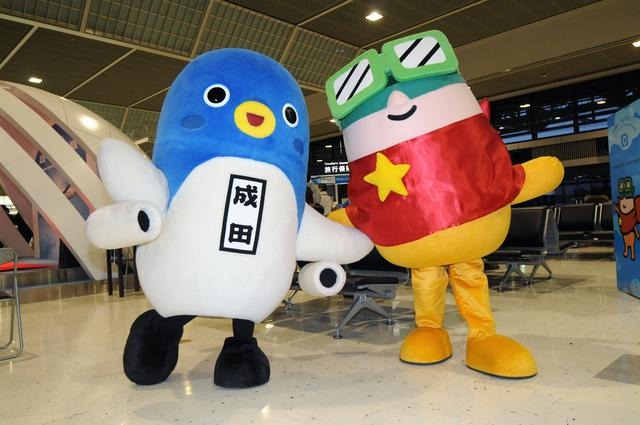 成田市のご当地キャラ「うなりくん」(左)、成田空港のマスコット「くーたん」(右)