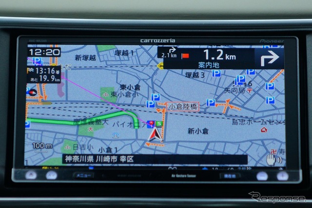 カロッツェリア 楽ナビ AVIC-MRZ009 写真のデモ機はスマートループ対応。オレンジの破線はスマートループ交通情報の混雑表示