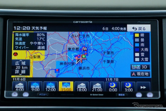 カロッツェリア 楽ナビ AVIC-MRZ009　天気情報。地図上にオーバーレイされるので雨雲の移動が手に取るようにわかる