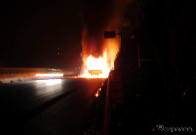【山陽道夜行高速バス炎上】その3…走行車線に座り込む