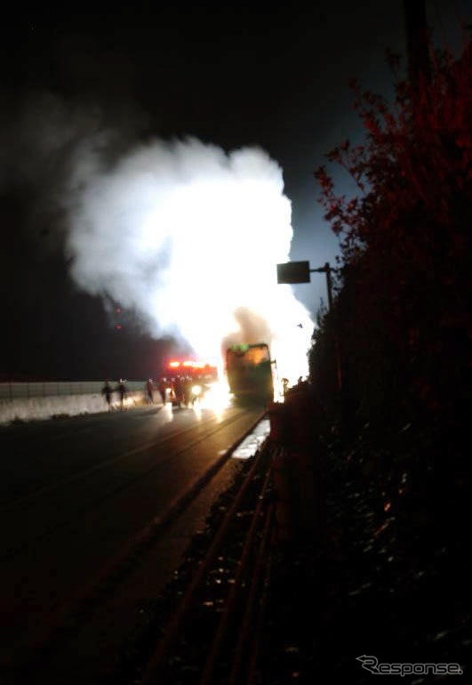 【山陽道夜行高速バス炎上】その4…写真蔵で見る出火から消火まで