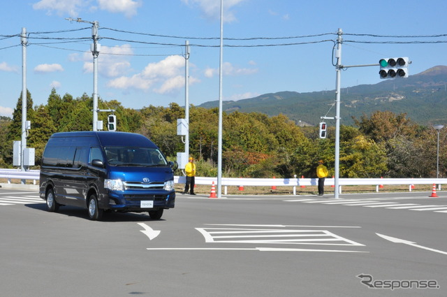 トヨタ東富士研究所内に設けられた高度道路交通システム(ITS)実験場