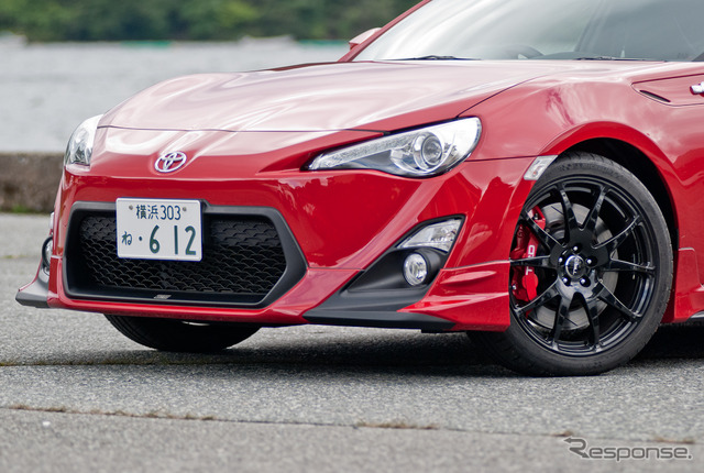 「86 TRD パフォーマンスライン」「フロントスポイラー」(3万9900円〜4万2000円)装着例