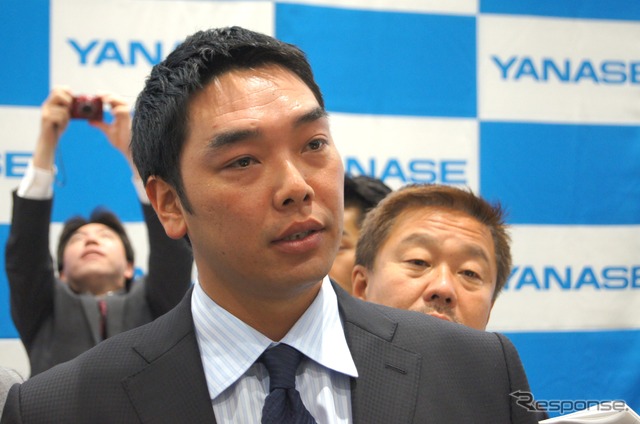 ヤナセ、読売巨人軍阿部慎之助選手にメルセデスベンツEクラスを贈呈