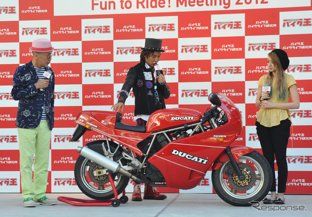 つるの剛士（中）の愛車ドゥカティを囲んで盛り上がるテリー伊藤（右）と南明奈（左）。