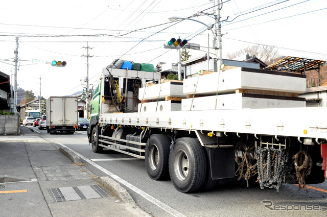 笹子トンネル天井板崩落事故による通行止めで渋滞する国道20号（山梨県大月市初狩駅前交差点）