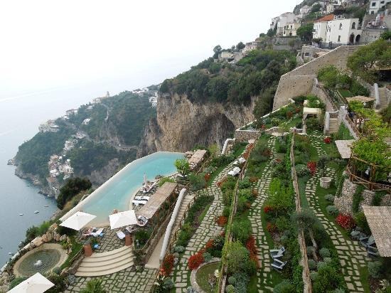 世界1位はイタリア南部のアマルフィ海岸に面した断崖に建てられた「モンテステロ サンタローザ ホテル＆スパ」