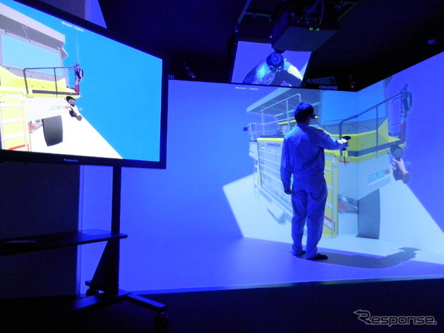 コマツ、バーチャルリアリティ装置「4面VRシステム」を茨城工場に導入