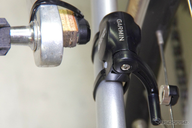 続いてクランクに磁石を固定し、位置を調整。筆者の自転車ではこのように木片を使って磁石の位置をセンサーに近づける必要があった。