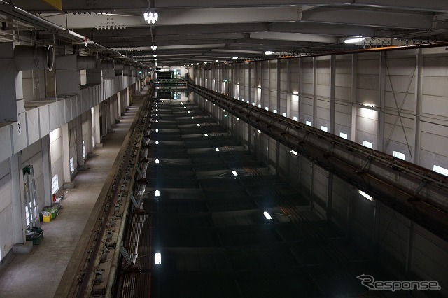 公開実験は海上技術安全研究所内の中水槽(全長150m)で行われた。施設内にはさらに大きな全長400mの水槽もあるという。