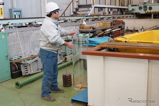 公開実験では「小型SPAR模型」という直径30cm、喫水90cmのものが使われた。