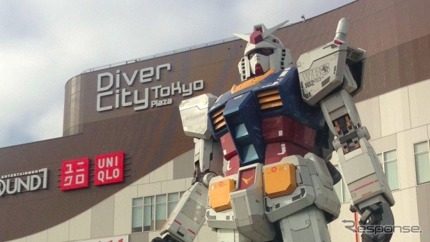 実物大ガンダムの横にシャア専用ザクが並ぶ