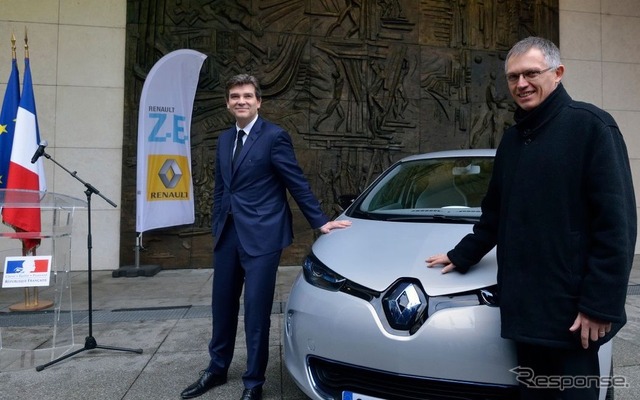 フランスのアルノー・モントブール産業再生大臣に引き渡されたルノーZOEの量産第一号車